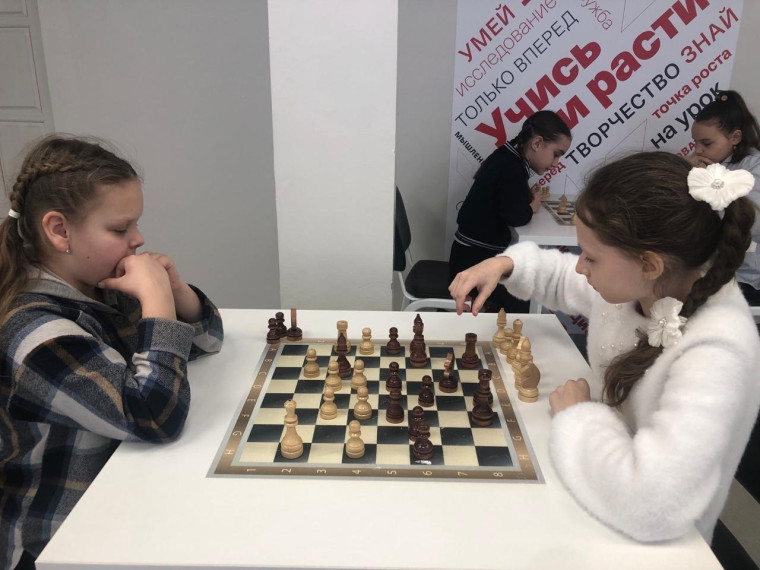 Соревнования по шахматам среди девочек.