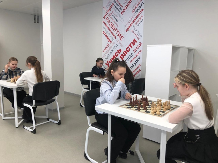 Соревнования по шахматам среди девочек.